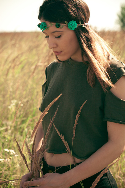 夏の草原の若い女性 - 写真・画像