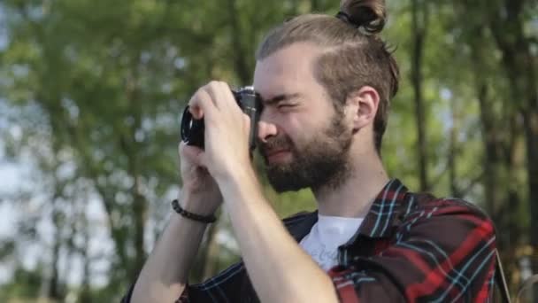 Man taking pictures on film camera - Filmati, video
