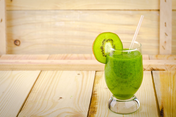 Frullato verde sano con spinaci, kiwi, mele, insalata e menta in vetro
 - Foto, immagini