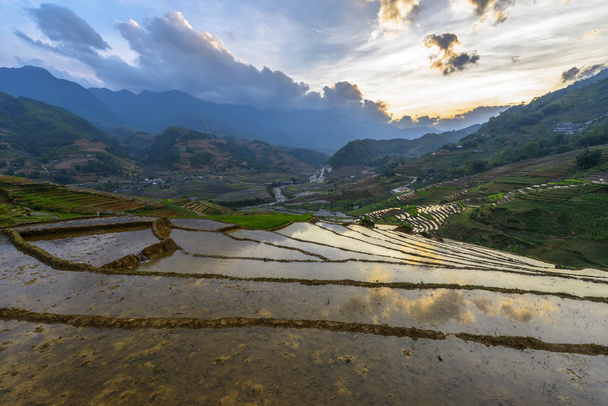 a rizs teraszok esős évszakban sapa kerület, Lao Cai tartomány, Északnyugat-Vietnam. - Fotó, kép