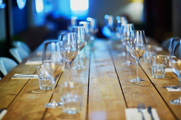 fila de copas de vino en la mesa - Foto, Imagen