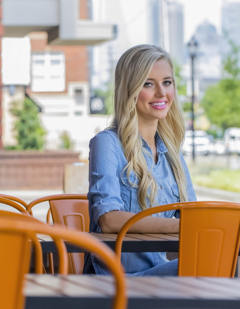 Blonde Model op een Cafe - Foto, afbeelding