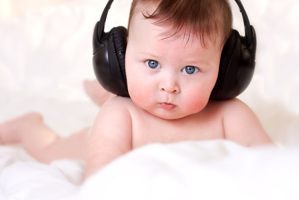 Baby and earphones - Foto, afbeelding