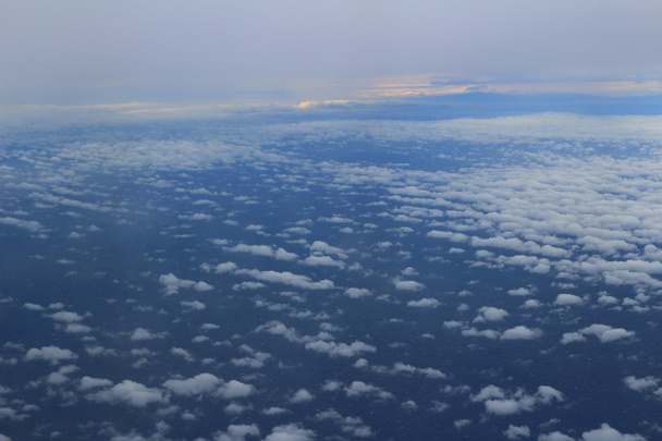 mooie wolk lucht uitzicht vanuit vliegtuig venster - Foto, afbeelding