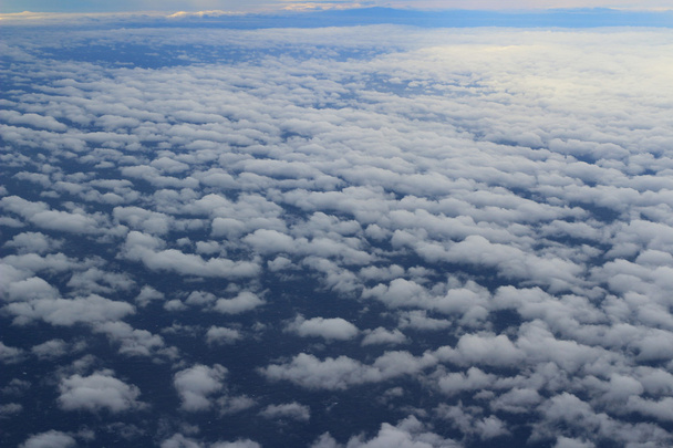 schöner Wolkenhimmel-Blick vom Flugzeugfenster - Foto, Bild