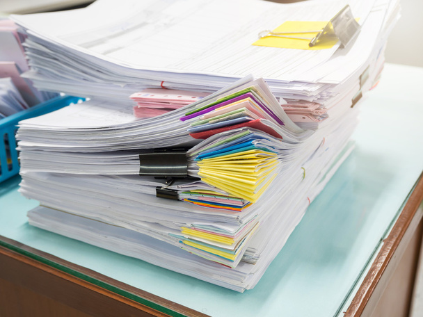Montón de documentos sin terminar en el escritorio de la oficina, pila de papel de negocios - Foto, Imagen