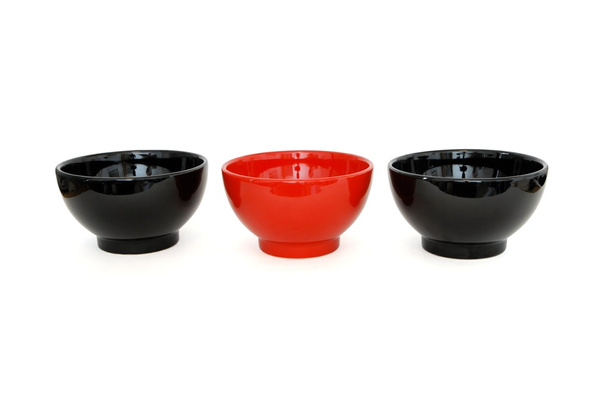 Reihe von 2 schwarzen und 1 roten Porzellanschalen - Foto, Bild