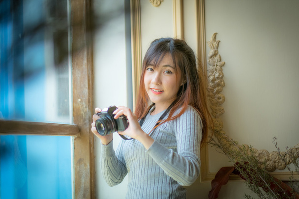 πορτρέτο του μια όμορφη κοπέλα με μια φωτογραφική μηχανή λήψη φωτογραφιών - Φωτογραφία, εικόνα
