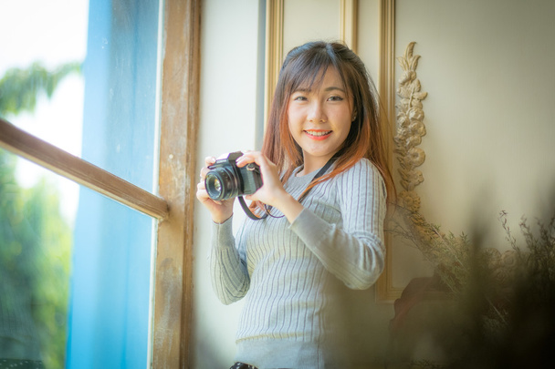 πορτρέτο του μια όμορφη κοπέλα με μια φωτογραφική μηχανή λήψη φωτογραφιών - Φωτογραφία, εικόνα