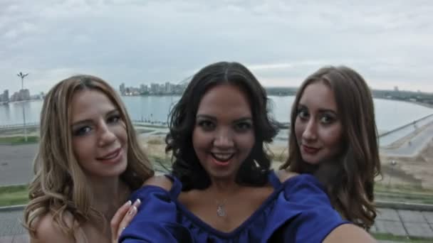 drei attraktive junge Frauen auf einem hohen Hügel bekommen ein Selfie, pov - Filmmaterial, Video