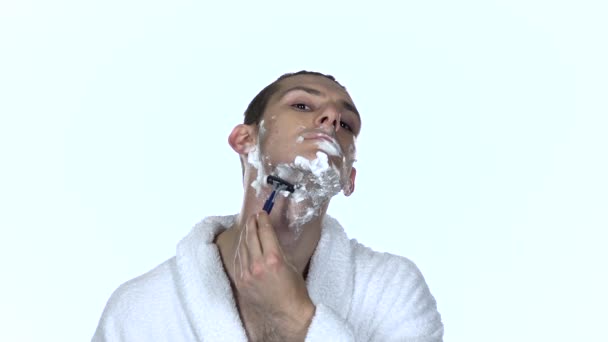 Homem a barbear o rosto com navalha manual descartável. Movimento lento
 - Filmagem, Vídeo