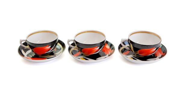 Fila de tres tazas de té negro con platillos
 - Foto, Imagen