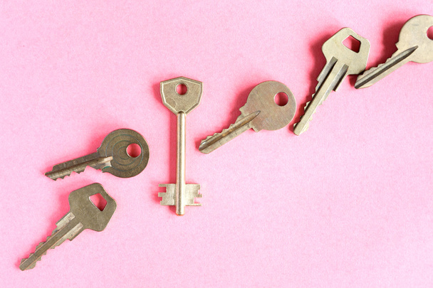 Keys On Pink Paper - Valokuva, kuva