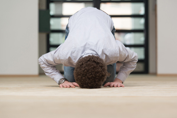 Islamic Man Praying In Mosque - Foto, afbeelding