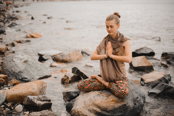 Nő a tengerparton meditál. jóga visszavonulást. Namaste, Lótusz póz - Fotó, kép