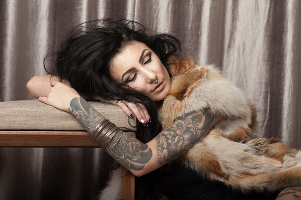 Beautiful girl with stylish make-up and tattooed arms. tattoo - Foto, imagen