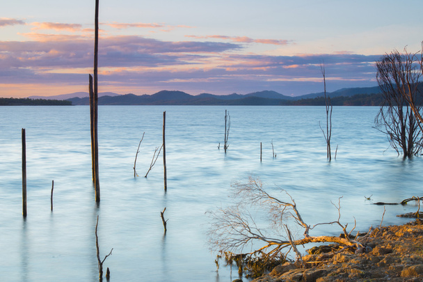 Lac Wivenhoe dans le Queensland pendant la journée
 - Photo, image