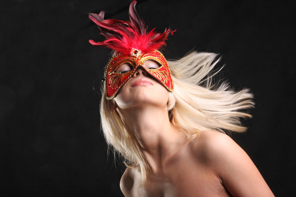 блондинка в маске с красивой шеей на черном фоне
 - Фото, изображение