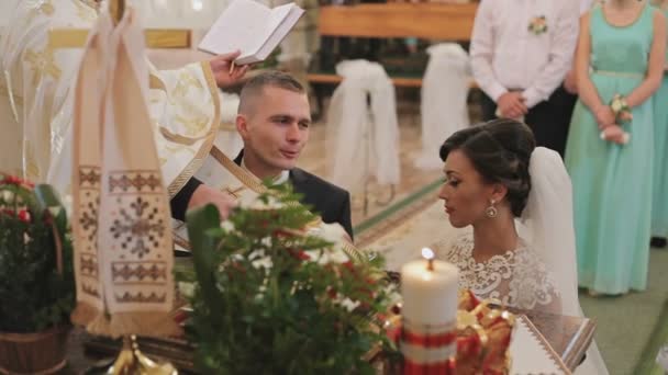 Церемонія одруження в християнської Церкви - Кадри, відео