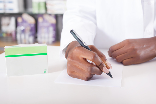 Фармацевт или врач пишет с планшетным пакетом с копировальным пространством
 - Фото, изображение