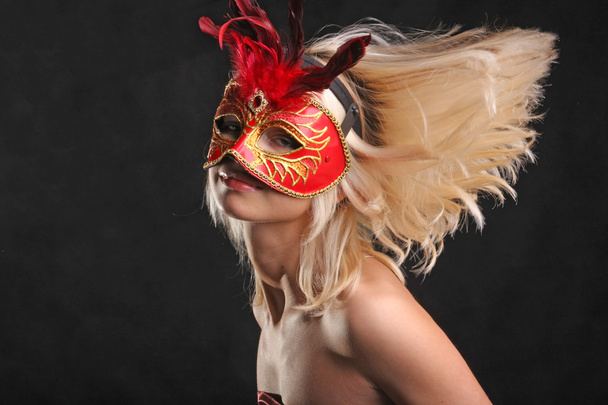 блондинка в масці з красивою шиєю на чорному фоні
 - Фото, зображення