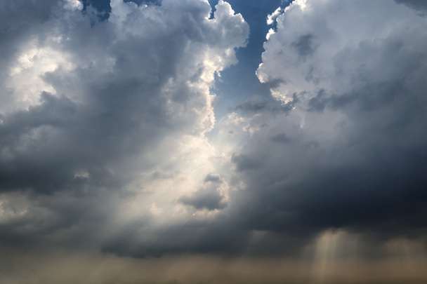 Φως λάμπει μέσα από σύννεφα καταιγίδας πριν πλησιάζει μια καταιγίδα. - Φωτογραφία, εικόνα