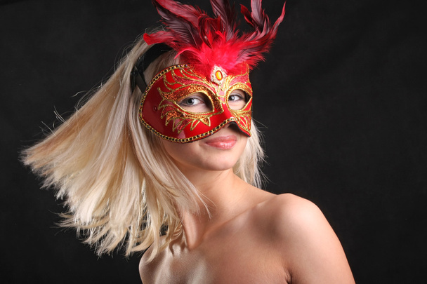 Blondine in Maske mit schönem Hals auf schwarzem Hintergrund - Foto, Bild