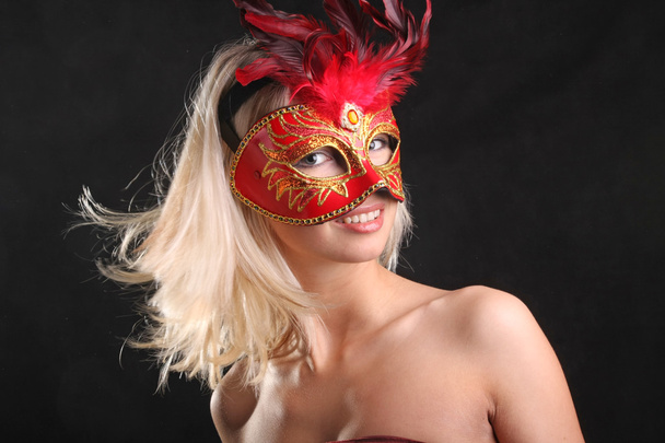 блондинка в маске с красивой шеей на черном фоне
 - Фото, изображение