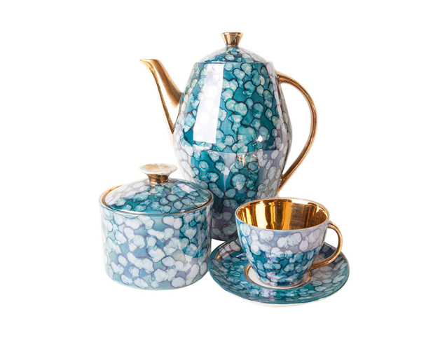 Вінтажний чайник, чайник з тарілкою і цукровою мискою в ретро-стилі на білому
 - Фото, зображення
