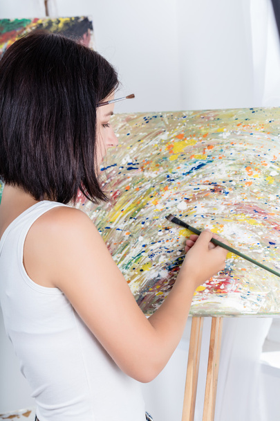 young woman paints a picture - Foto, Imagen