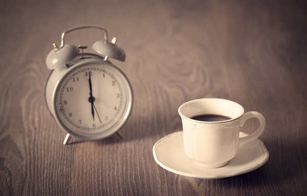 Coffee drink in vintage cup and antique clock - Foto, Imagem