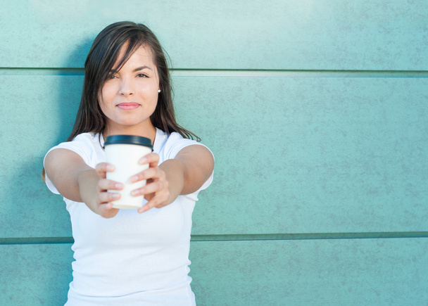 Usmívající se atraktivní dívka nabízí kávu s sebou - Fotografie, Obrázek