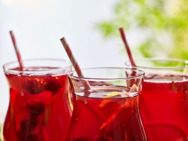 На деревянном ледяном стакане холодного напитка с ягодами коктейль
 . - Фото, изображение