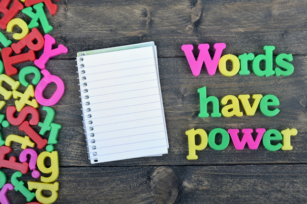 As palavras têm poder na mesa de madeira
 - Foto, Imagem