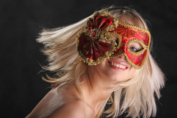 Siyah arka planda Venedik maskeli kızın yüzündeki duygular. - Fotoğraf, Görsel