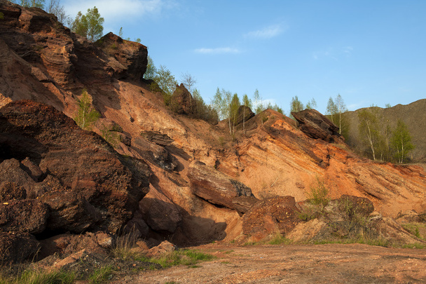 Montones de residuos de roca roja Chervonograd distrito geológico e industrial
 - Foto, imagen