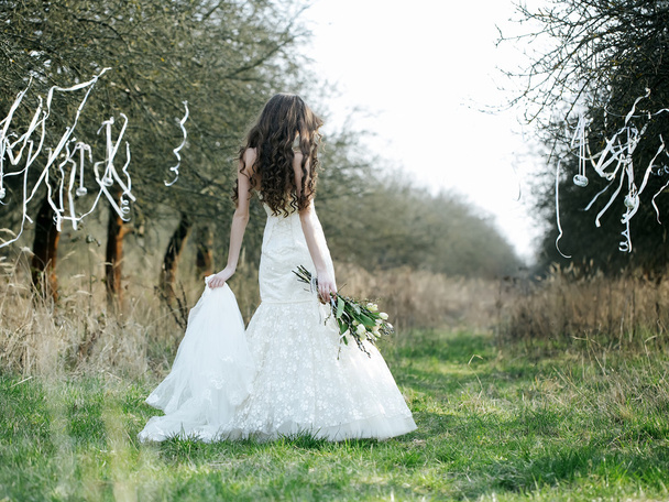 Pretty bride outdoor - 写真・画像