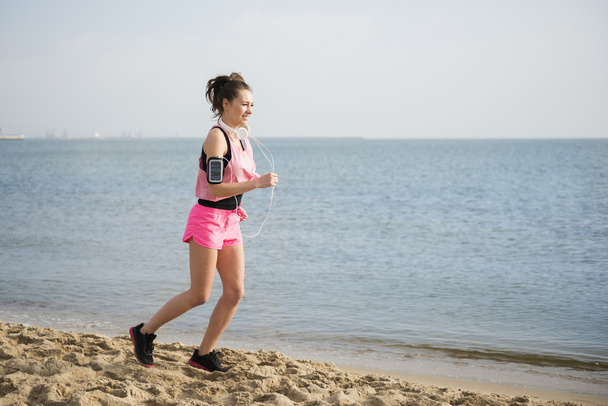 Mujer corriendo por la playa
  - Foto, Imagen