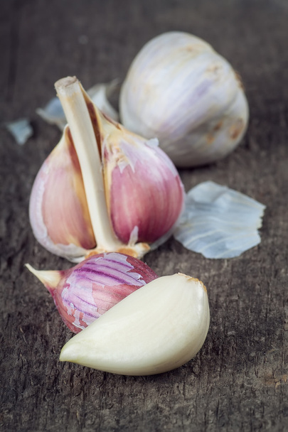 garlic on a wooden table - Foto, afbeelding