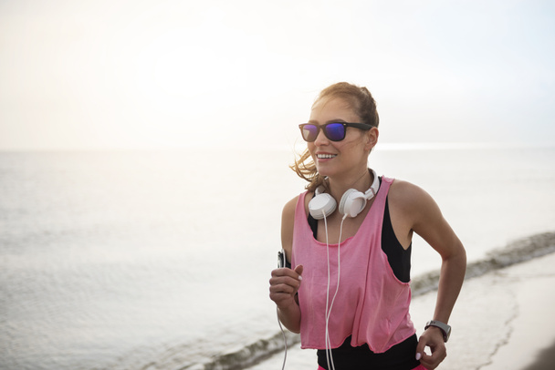 Kobieta, joggingu podczas sunrise  - Zdjęcie, obraz