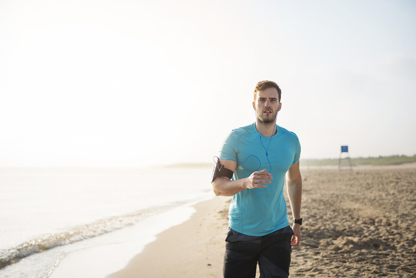 Muž, běhání v slunečný den  - Fotografie, Obrázek