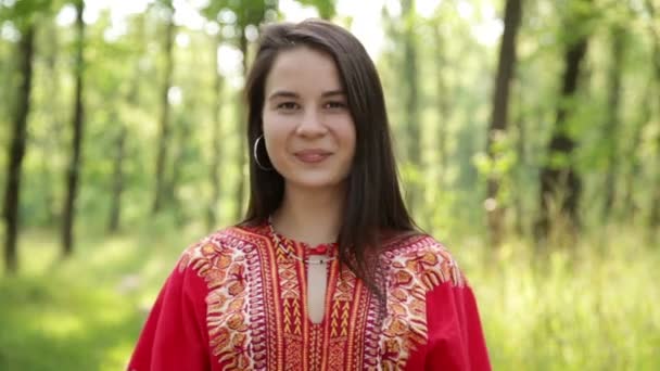 Gyönyörű lány piros ruhában mosolyogva - Felvétel, videó