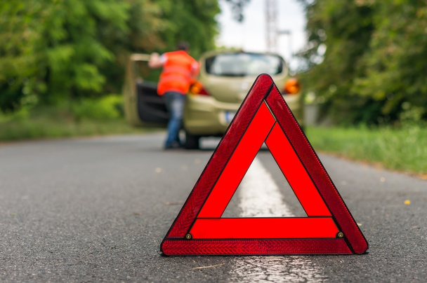 Οδηγός πατήσει σπασμένο αυτοκίνητο και κόκκινο προειδοποιητικό τρίγωνο - Φωτογραφία, εικόνα