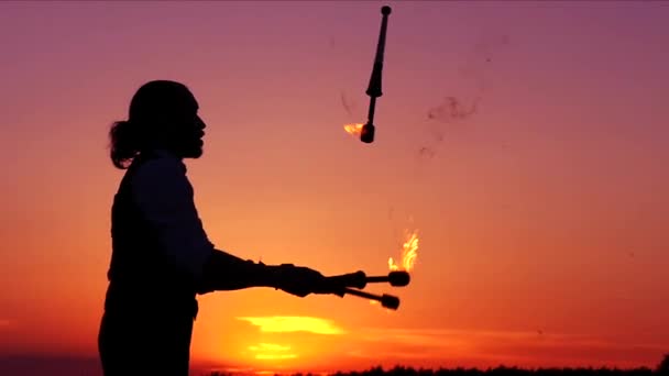 Fantastische Show bij zonsondergang. het Circus Performer is jongleer Clubs in brand... Slow Motion. - Video