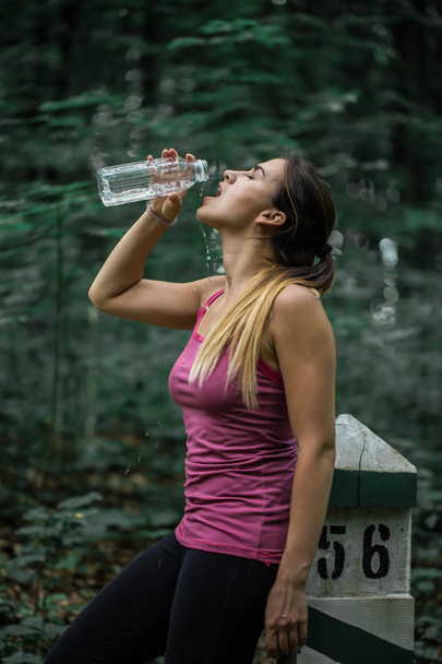 спортивна дівчина п'є воду після бігу, спорт
 - Фото, зображення