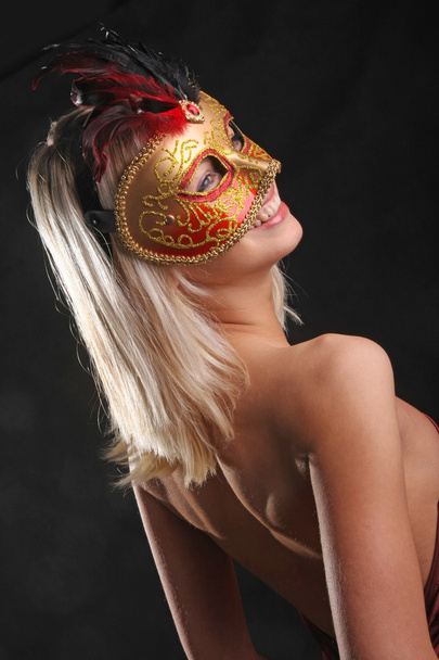 emociones en la cara de la chica en la máscara veneciana sobre fondo negro
 - Foto, imagen