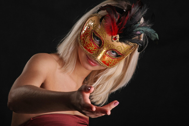 эмоции на лице девушки в венецианской маске на черном фоне
 - Фото, изображение