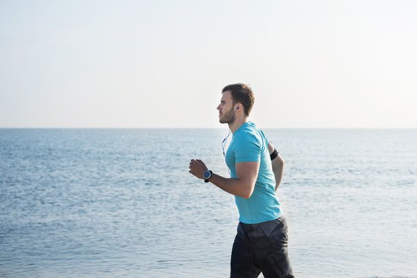 Man in zonnige dag joggen  - Foto, afbeelding