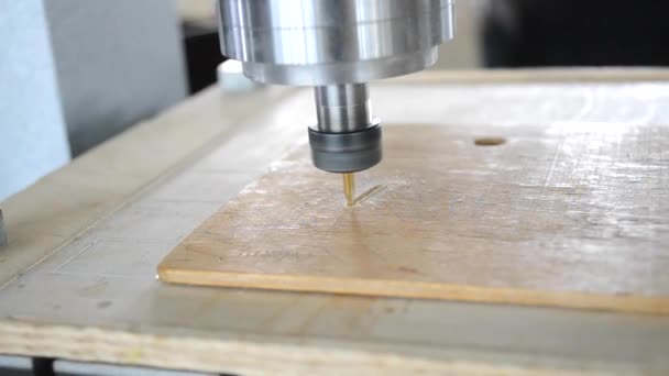 klein frezen machine snijdt hout - Video