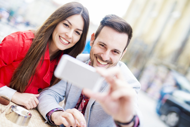 Glückliches Paar macht ein Selfie - Foto, Bild
